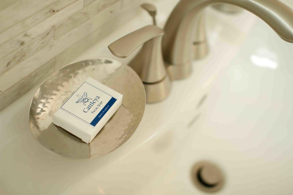 Cattleya Luxury Suites Kingston Szoba fotó